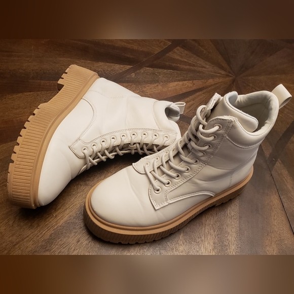Qupid Women's Off White and Tan Combat Lace-Up Boots Chuncky Sole Size 7 - Picture 3 of 15